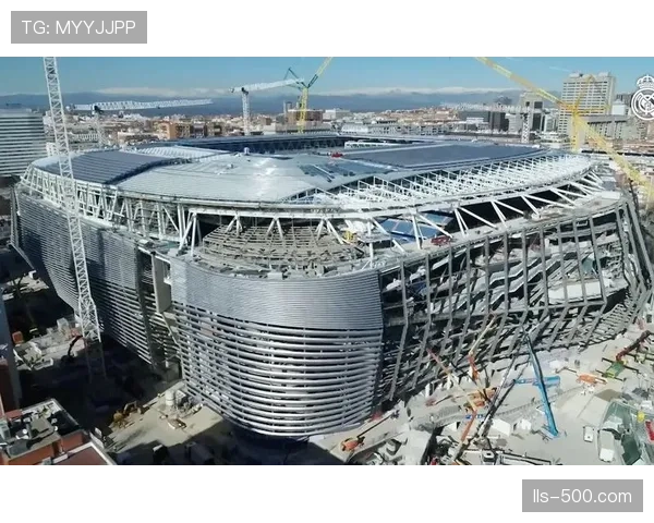 伯纳乌球场新顶棚完成首次开合测试，预计四月全面启用